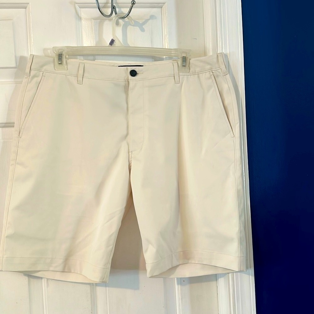 Men’s Saks Fifth Avenue Off White/Candlelight Color Polyester Blend Shorts Sz 40